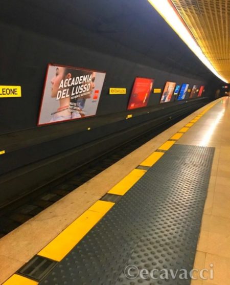 stazione di una fermata della metropolitana milanese